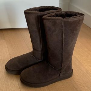 UGG tall boot chocolate size 8